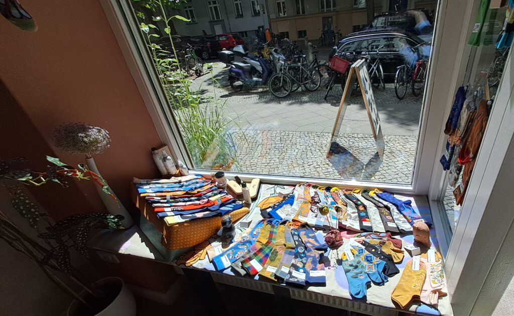 Eine Auswahl französischer Socken und Kniestrümpfe von Bonne Maison mit kunstvollen Webmustern. Hochwertige Baumwolle in einer bunten Vielfalt.