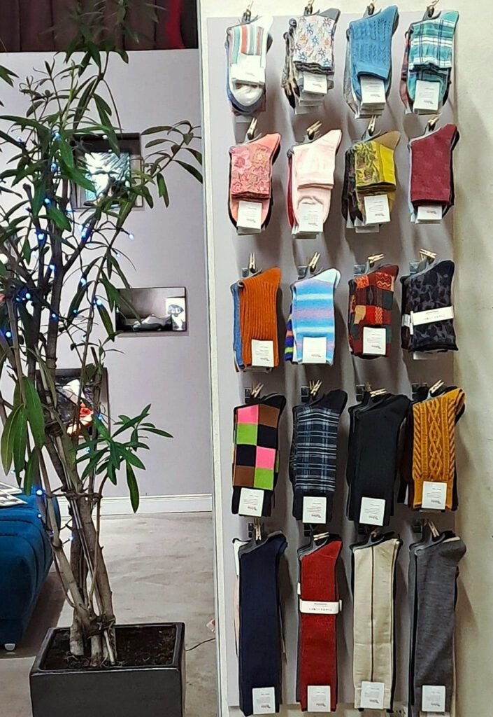 Eine Auswahl hängender japanischer Socken und Kniestrümpfe von Tabio in verschiedenen Stilen: von elegant und schlicht bis hin zu verspielten Mustern wie Karos, Streifen und floral. Hochwertige Materialien wie Baumwolle, Wolle und Merinowolle in einer bunten und unifarbenen Vielfalt.